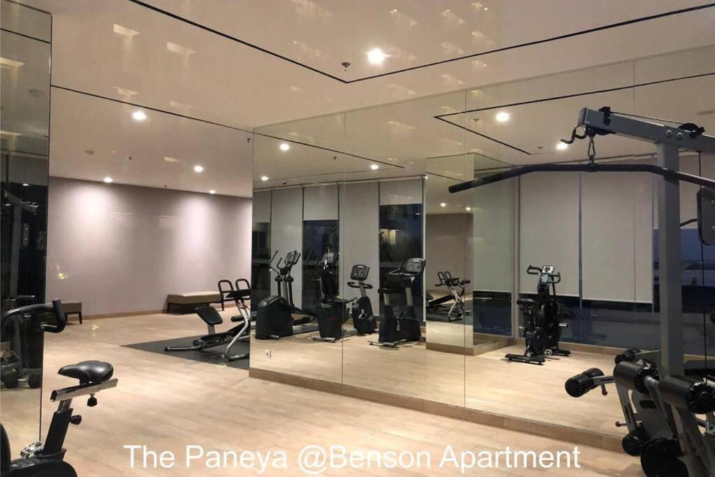 The Paneya @Benson Apartment Сурабая Екстериор снимка